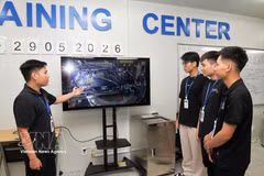 Un experto instruye a los trabajadores en la compañía de tecnología Amkor Vietnam Co., Ltd., situada en el Parque Industrial Yen Phong, en la provincia de Bac Ninh.
