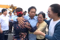 Pescadores de Da Nang se reúnen con sus familias en el Puerto Internacional de Cam Ranh tras enfrentar una situación de peligro en aguas de Truong Sa. (Foto: VNA)