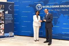 La vicepresidenta de Recursos Humanos del Banco Mundial entrega el premio al embajador de Vietnam en Estados Unidos, Nguyen Quoc Dung. (Foto: VNA)