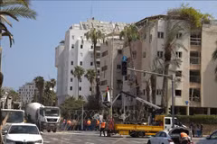 Un edificio de apartamentos en la calle de Levy Eshkol (Tel Aviv) fue destruido por un misil en la madrugada del 16 de junio de 2025. (Foto: VNA)