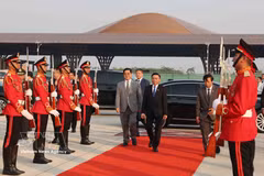 El miembro del Buró Político y miembro permanente del Secretariado del Comité Central del Partido Comunista de Vietnam (PCV), Tran Cam Tu, parte del Aeropuerto Tecno, concluyendo con éxito su visita al Reino de Camboya. (Foto: VNA)