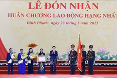 El presidente Luong Cuong entregó la Orden de Trabajo de primera clase al Comité partidista provincial, las autoridades y el pueblo de Binh Phuoc. (Fuente: VNA)