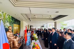 Delegados rinden homenaje al Presidente Ho Chi Minh. (Fuente: VNA)
