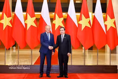 El presidente de la Asamblea Nacional de Vietnam, Tran Thanh Man, se reúne con el primer ministro polaco, Donald Tusk. (Fuente: VNA)