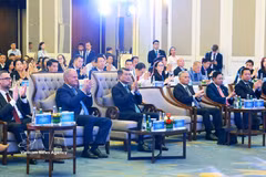El primer ministro vietnamita, Le Minh Hung, su homólogo polaco, Donald Tusk, y delegados en el evento. (Fuente: VNA)