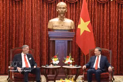 El secretario general del Partido Comunista y presidente de Vietnam, To Lam, recibe al secretario general del Movimiento Izquierda Unida (MIU) de República Dominicana, Miguel Mejía. (Fuente: VNA)