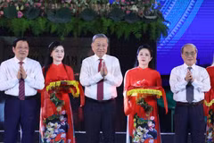El secretario general del Partido Comunista de Vietnam, To Lam, y delegados en la inauguración de la estatua "El Tío Ho visita su tierra natal". (Fuente: VNA)