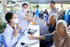Médicos del Hospital General de Ninh Thuan (provincia de Khanh Hoa) examinan a pacientes ancianos. (Fuente: VNA)