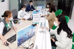 Clientes realizando transacciones en un banco comercial. (Foto: VNA) 