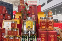 Productos farmacéuticos OCOP de la Cooperativa de Agricultura y Hierbas Medicinales de Alta Tecnología Sukova en la Feria. (Fuente: VNA)