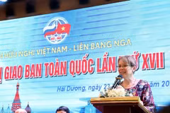 Svetlana Evgenevna Galzunova, representante de la Asociación de Amistad Rusia-Vietnam, habla en el evento. (Fuente: VNA)