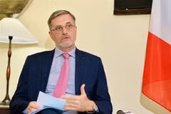 El embajador de París en Hanoi, Olivier Brochet, en la entrevista. (Fuente: Internet)