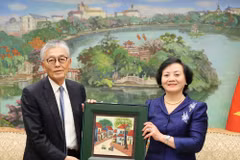 La viceprimer ministra vietnamita Pham Thi Thanh Tra recibe a Honna Hitoshi, presidente y director general de Erex, una de las principales empresas de energía de biomasa de Japón. (Fuente: VGP)