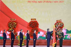 El secretario general del Partido Comunista de Vietnam, To Lam, coloca la Orden de Trabajo de primera clase en la bandera tradicional de la ciudad de Da Nang. (Foto: VNA)