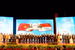 Escena de la ceremonia de traspaso de la Presidencia de la Federación de Contadores de la ASEAN de Vietnam (período 2024-2025) a Indonesia (etapa 2026-2027). (Fuente: VNA)