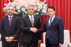 El ministro de Seguridad Pública de Vietnam, Luong Tam Quang, recibe a los gerentes de ICT y ANVI. (Fuente: VNA)