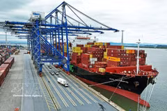 Actividades de importación y exportación en el puerto de Lach Huyen, ciudad de Hai Phong. (Foto: VNA)