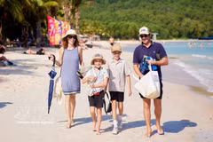 Turistas extranjeros disfrutando en la playa de Khem, en la Zona Económica Especial de Phu Quoc (An Giang). (Fuente: VNA)