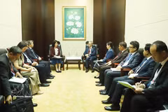 El viceprimer ministro y canciller de Laos, Thongsavanh Phomvihane, se reúne con la viceministra de Relaciones Exteriores de Vietnam, Nguyen Thi Hoang Van. (Fuente: VNA)
