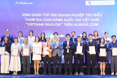 Representantes de empresas típicas que participan en el "Pabellón Nacional de Vietnam" en Alibaba.com. (Fuente: https://hanoimoi.vn/)