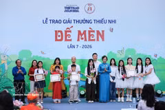 La directora general de VNA, Vu Viet Trang, y el poeta Tran Dang Khoa, presidente del jurado, entregan los premios a las obras con logros creativos sobresalientes. (Fuente: VNA)