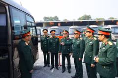 El coronel general Le Huy Vinh, miembro del Comité Central del Partido y viceministro de Defensa, inspecciona las tareas en la Brigada 971, adscrita al Departamento de Vehículos y Transporte de la Dirección General de Logística y Técnica. (Fuente: VNA)