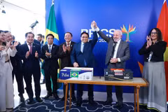 El primer ministro vietnamita, Pham Minh Chinh, y el presidente brasileño, Lula da Silva, en la ceremonia de firma de un acuerdo comercial entre los dos países. (Fuente: VNA)