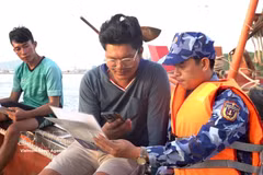 Oficiales y soldados de la Región 4 de la Guardia Costera realizan campañas de divulgación sobre la prevención y la lucha contra la pesca ilegal, no declarada y no reglamentada (IUU) dirigidas a las tripulaciones de los buques pesqueros. (Foto: VNA)