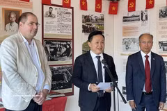 Vincent Boulet, (primero a la izquierda) jefe del Comité de Asuntos Exteriores del Partido Comunista de Francia, asiste a la ceremonia de inauguración del stand del periódico vietnamita Nhan Dan en septiembre de 2024. (Foto: VNA)
