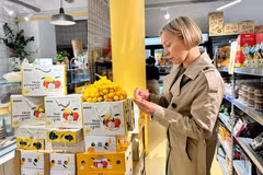 Una cliente francesa prueba el lichi vietnam. (Fuente: VNA)