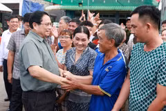 El Primer Ministro Pham Minh Chinh visita a los habitantes de la comuna de Binh My, provincia de An Giang. (Foto: VNA)