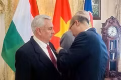 El presidente de la Asociación de Amistad Hungría-Vietnam, Botz László, y su vicepresidente permanente, Váraljai Márton, reciben la Orden de la Amistad del Estado vietnamita. (Fuente: VNA)
