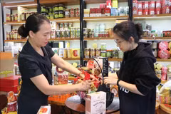 La cesta de regalo de OCOP combina ingeniosamente alimentos nutritivos y productos artesanales. (Fuente: VNA)