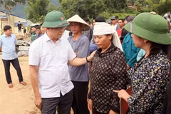 El viceprimer ministro Le Thanh Long visitó y animó a las familias afectadas por las inundaciones en la comuna de Chieng So. (Foto: VNA)