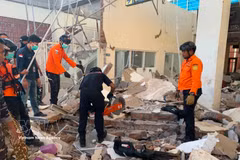 Equipos de rescate buscan víctimas tras el terremoto del 15 de agosto de 2026 en Flores, Indonesia. (Foto: Xinhua/VNA)