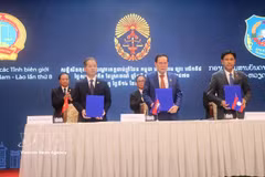 Representantes de Vietnam, Camboya y Laos firman un comunicado conjunto. (Fuente: VNA)