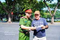 Presentan a un turista extranjero el quiosco de la "Estación de Policía Inteligente", facilitando así el acceso a los servicios de asistencia policial para los extranjeros. (Fuente: VNA)