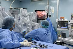 Los médicos del Hospital Binh Dan realizan cirugía robótica. (Fuentre: VNA)