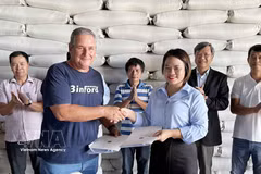 La directora de AgriVMA, Nguyen Thi Thom, y el director general de la empresa agroinldustrial Los Palacios, Michel Ballate Camejo, firman el contrato de entrega. (Fuente: VNA)