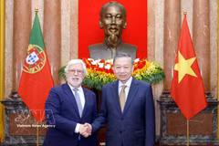 El secretario general del Partido Comunista y presidente de Vietnam, To Lam, recibe al embajador de Portugal en el país, Joaquim Alberto De Sousa Moreira De Lemos. (Fuente: VNA)