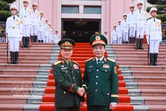 El general Phan Van Giang, miembro del Buró Político, viceprimer ministro y titular de Defensa Nacional de Vietnam, y su homólogo laosiano, Khamliang Outhakaysone. (Fuente: VNA)