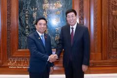 El vicepresidente de la Asamblea Nacional de Vietnam y titular del Grupo Parlamentario de Amistad Vietnam-China, Nguyen Doan Anh, se reúne con Bayanqolu, presidente del Comité de Asuntos Étnicos de la Asamblea Popular Nacional de China y del Grupo Parlamentario de Amistad China-Vietnam. (Fuente: VNA)