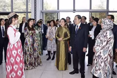 El presidente de la Asamblea Nacional de Vietnam, Tran Thanh Man, y su esposa con profesores y estudiantes que aprenden el idioma vietnamita en la Universidad Estatal de Estudios Orientales de Tashkent. (Fuente: VNA)