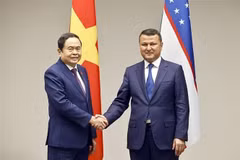 El presidente de la Asamblea Nacional de Vietnam, Tran Thanh Man, recibió a Sariev Kakhramon Ramatullaevich, presidente del Comité de Relaciones Interétnicas y Lazos Amistosos con Países Extranjeros. (Fuente: VNA)