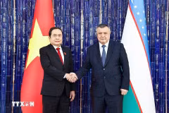 El presidente de la Asamblea Nacional de Vietnam, Tran Thanh Man, y el presidente de la Cámara Legislativa del Oliy Majilis (Cámara baja) de Uzbekistán, Ismoilov Nuriddin Muidinhonovonich. (Fuente: VNA)