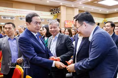 El presidente de la Asamblea Nacional de Vietnam, Tran Thanh Man, y funcionarios de la Auditoría Estatal. (Fuente: VNA)