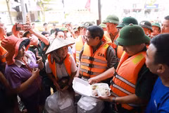 El primer ministro Pham Minh Chinh visitó y animó a las personas afectadas por las inundaciones en el barrio de Phan Dinh Phung, provincia de Thai Nguyen. (Fuente: VNA)
