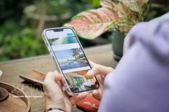 Con solo un teléfono inteligente, los viajeros pueden buscar y reservar una variedad de servicios de viaje para explorar. (Fuente: VNA)