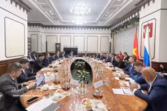 Tran Duc Thang, secretario del Comité del Partido de Hanoi, se reúne con el secretario de Estado y viceministro de Transporte de Rusia, Dmitry Zverev. (Fuente: VNA)