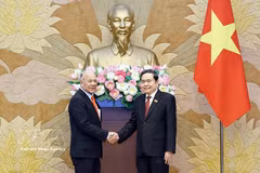 El presidente de la Asamblea Nacional de Vietnam, Tran Thanh Man, recibe al coordinador nacional del Partido del Trabajo (PT) de México, Alberto Anaya Gutiérrez. (Fuente: VNA)